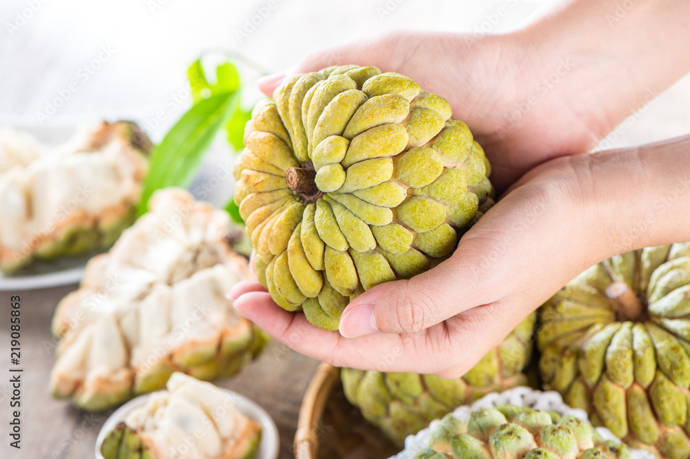 新鲜糖苹果果（Custard apple），木桌背景甜苹果