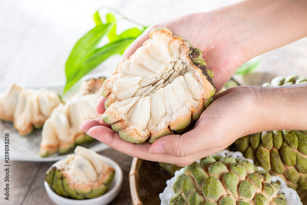 新鲜的糖苹果果（Custard apple），木桌背景甜苹果