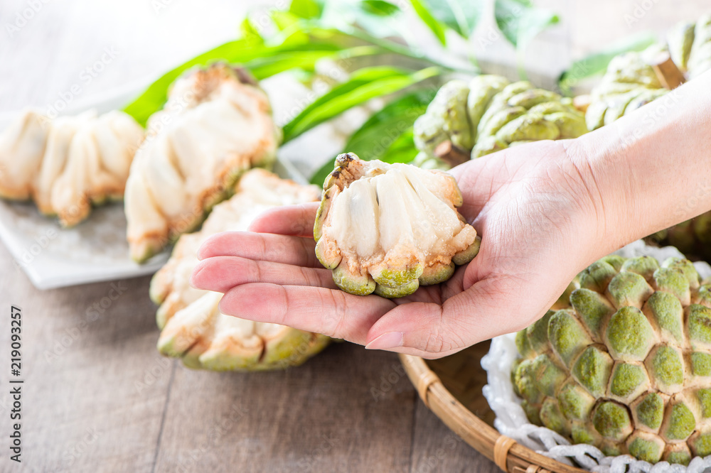 新鲜糖苹果果（Custard apple），木桌背景甜苹果