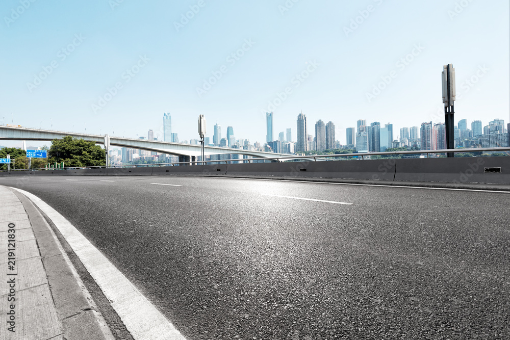 空旷的沥青公路街，城市天际线