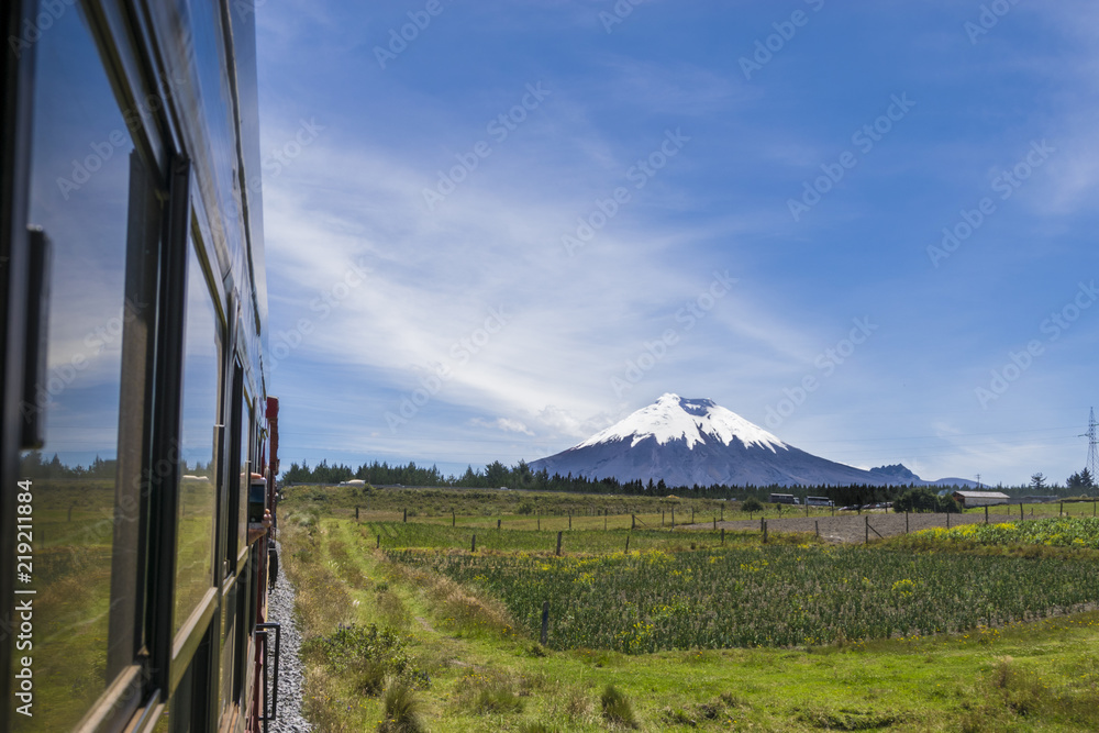 从著名的火山火车路线的窗口观看，该路线经过许多活跃的火山群附近