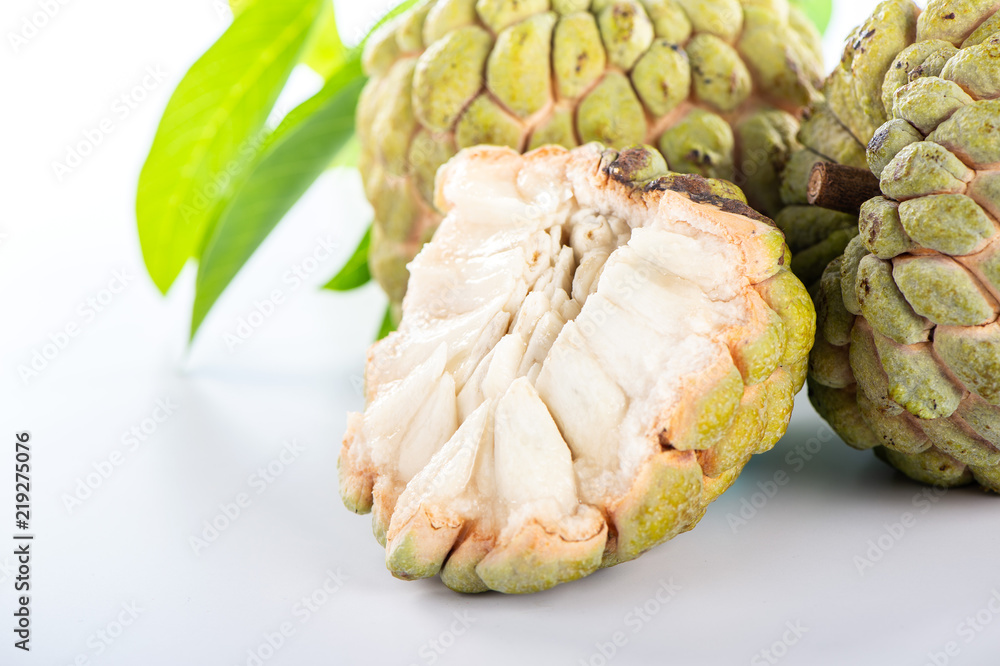 新鲜糖苹果果（Custard apple），白底甜苹果