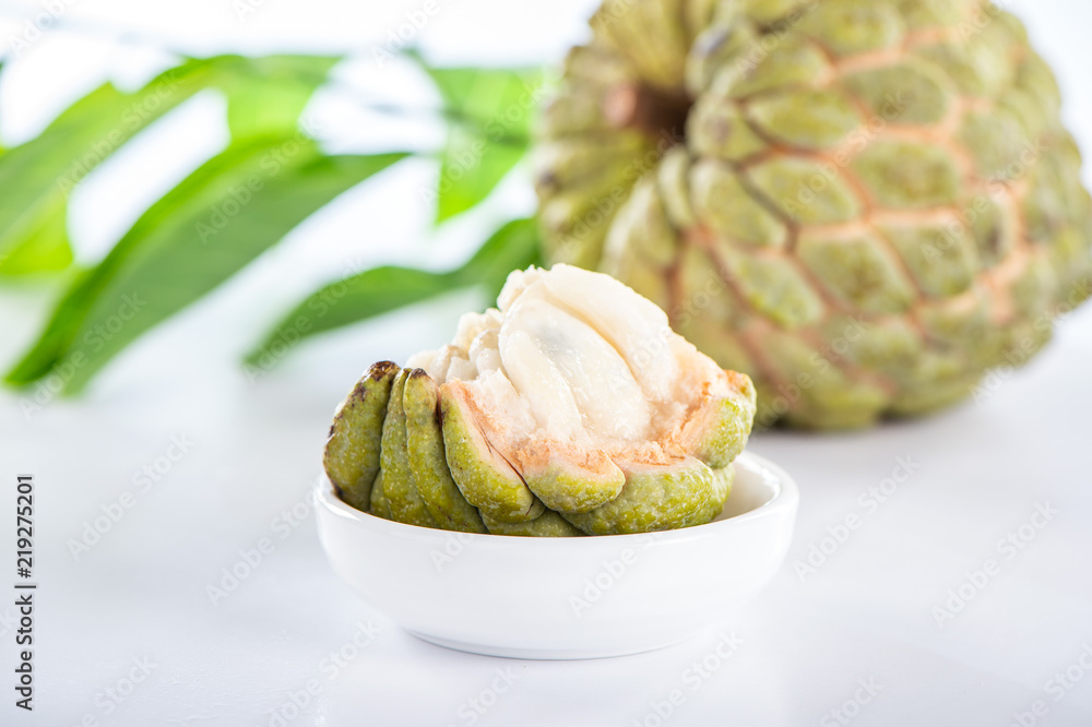 新鲜糖苹果果（Custard apple），白底甜苹果