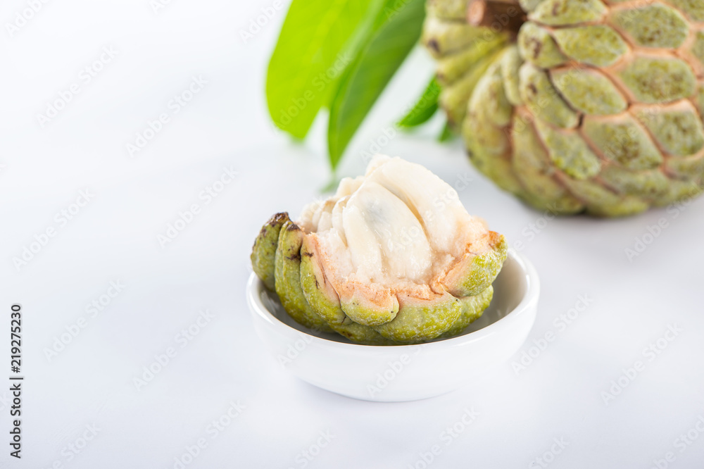 新鲜糖苹果果（Custard apple），白底甜苹果