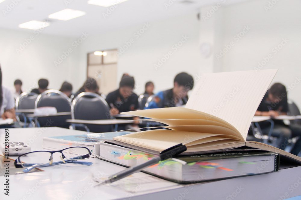 老师和学生在学习或测验、测试和考试期间的笔记本/笔/书/草