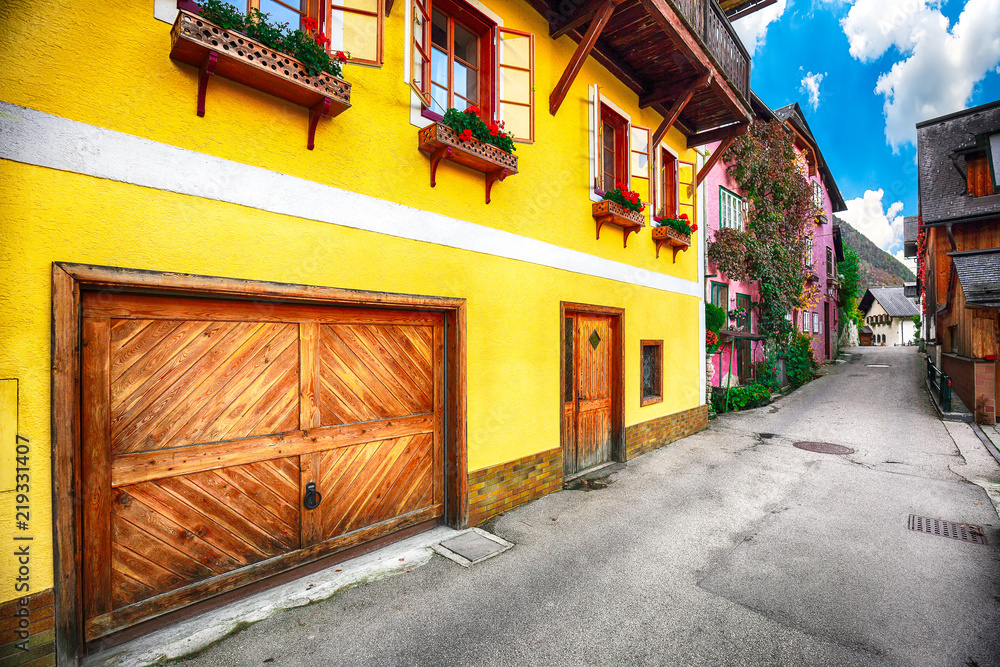 著名的Hallstatt viilage的风景。典型的奥地利阿尔卑斯山房屋，花朵鲜艳