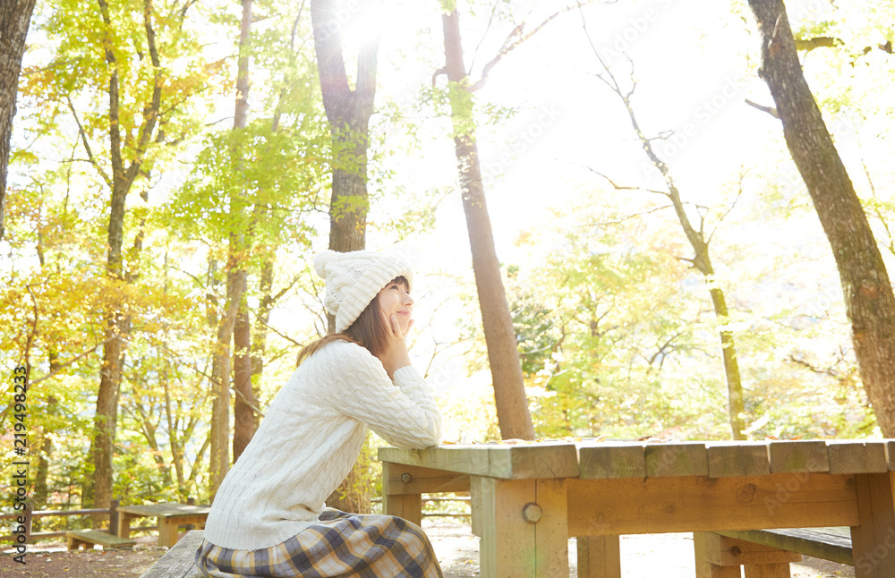 女性　紅葉　リラックス