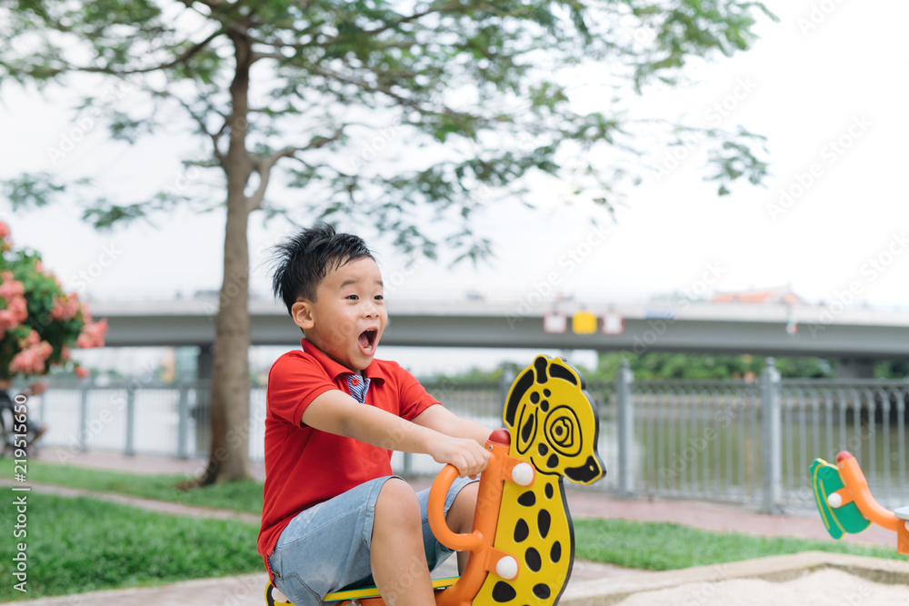 孩子们在夏季户外公园的操场上玩耍