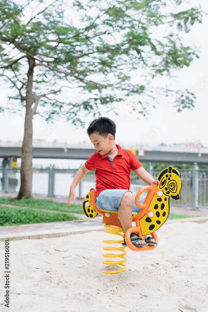 儿童在夏季户外公园的操场上玩耍