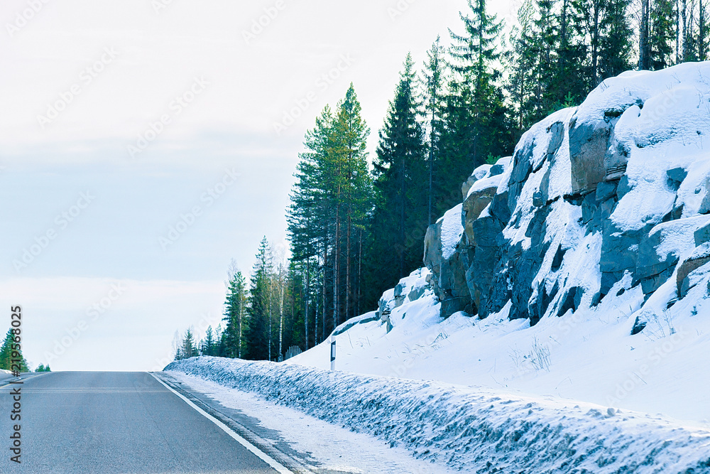 拉普兰寒冷的芬兰雪地森林中的冬季道路