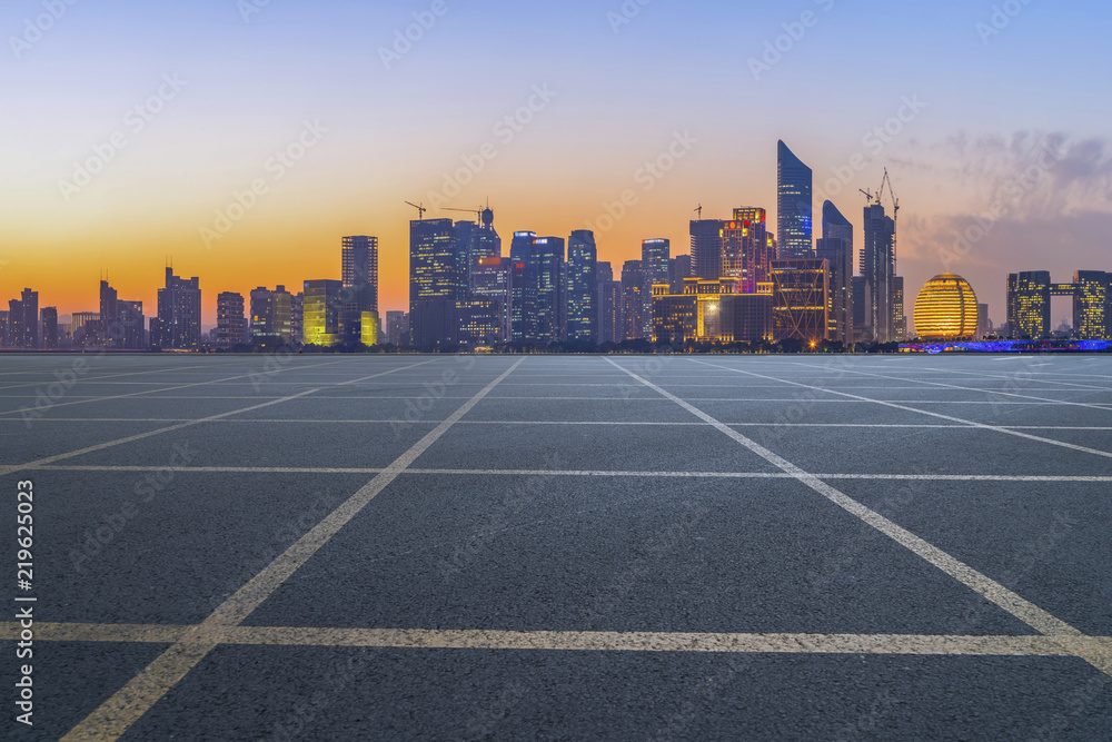 城市道路沥青路面与杭州建筑景观天际线