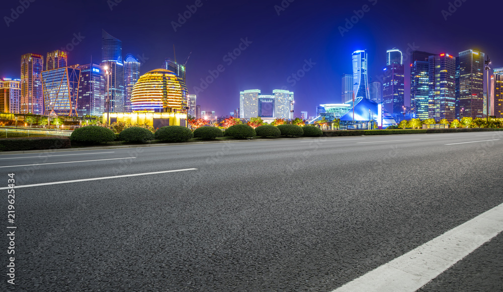 城市道路沥青路面与杭州建筑景观天际线