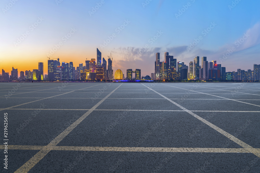 杭州城市道路沥青路面与天际线建筑景观