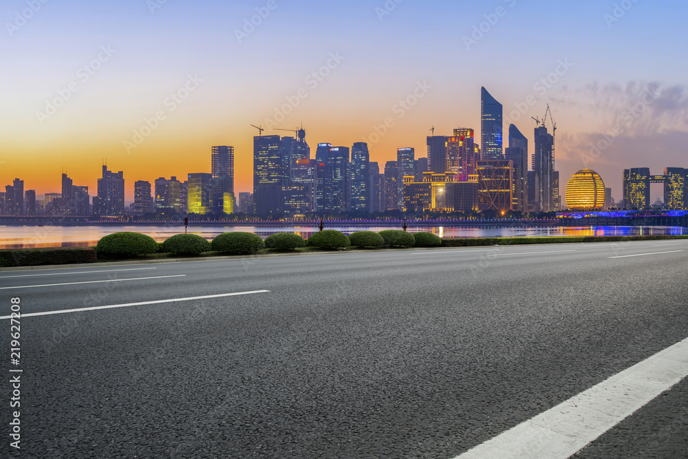 城市道路沥青路面与杭州建筑景观天际线