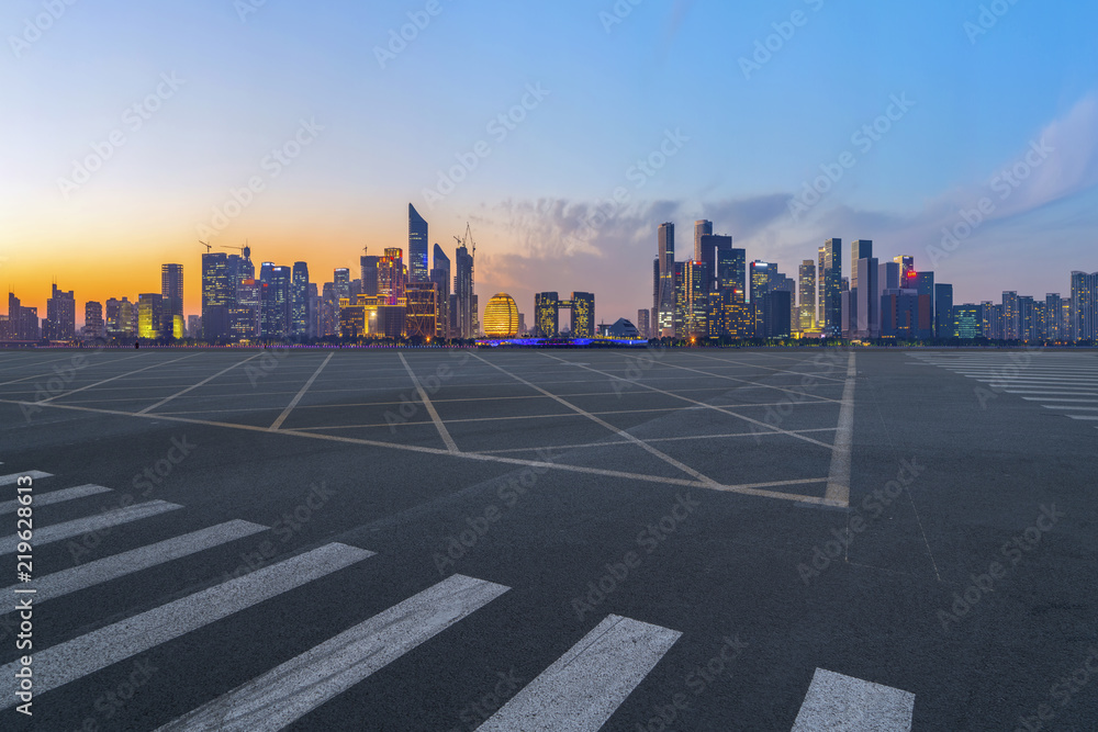 杭州建筑景观的城市道路沥青路面和天际线