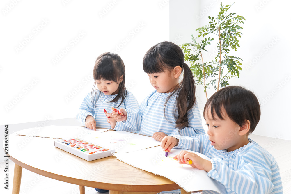 幼稚園でお絵かきをする子ども