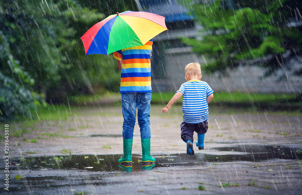 雨天，孩子们穿着雨鞋在水坑里行走