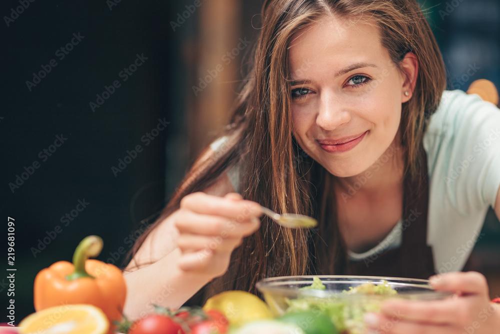 厨房里的年轻女人