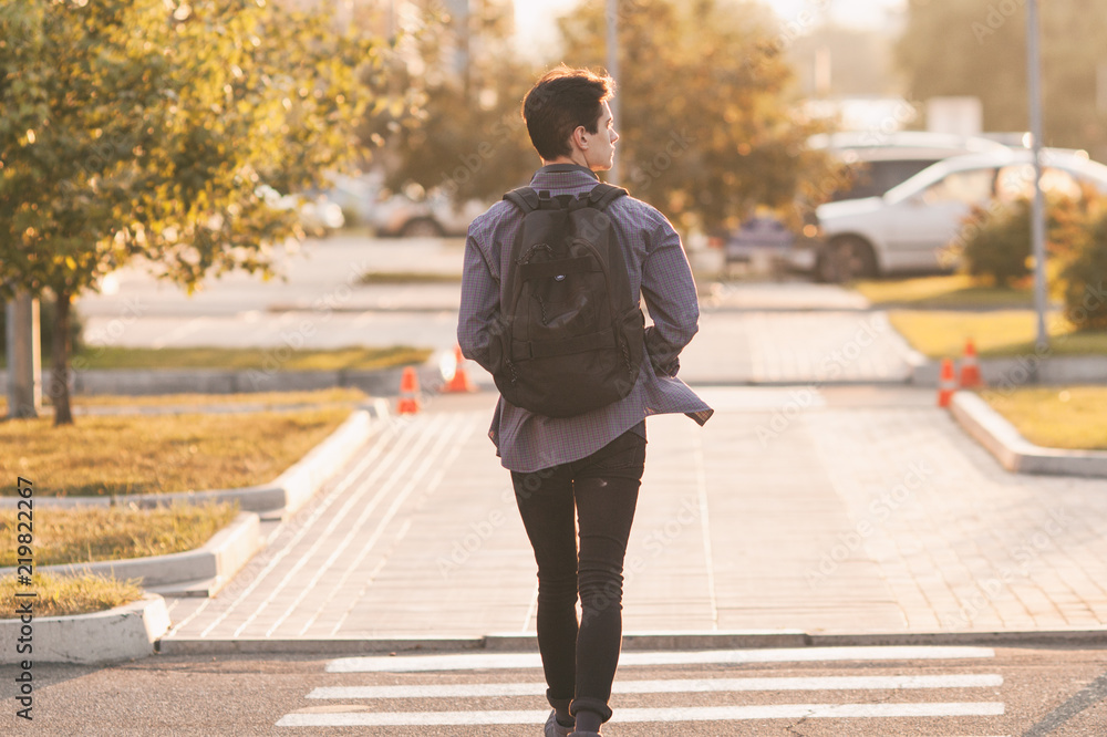 一名男子正沿着人行横道行走