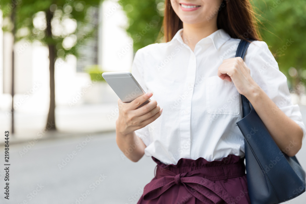 使用智能手机的魅力亚洲女性