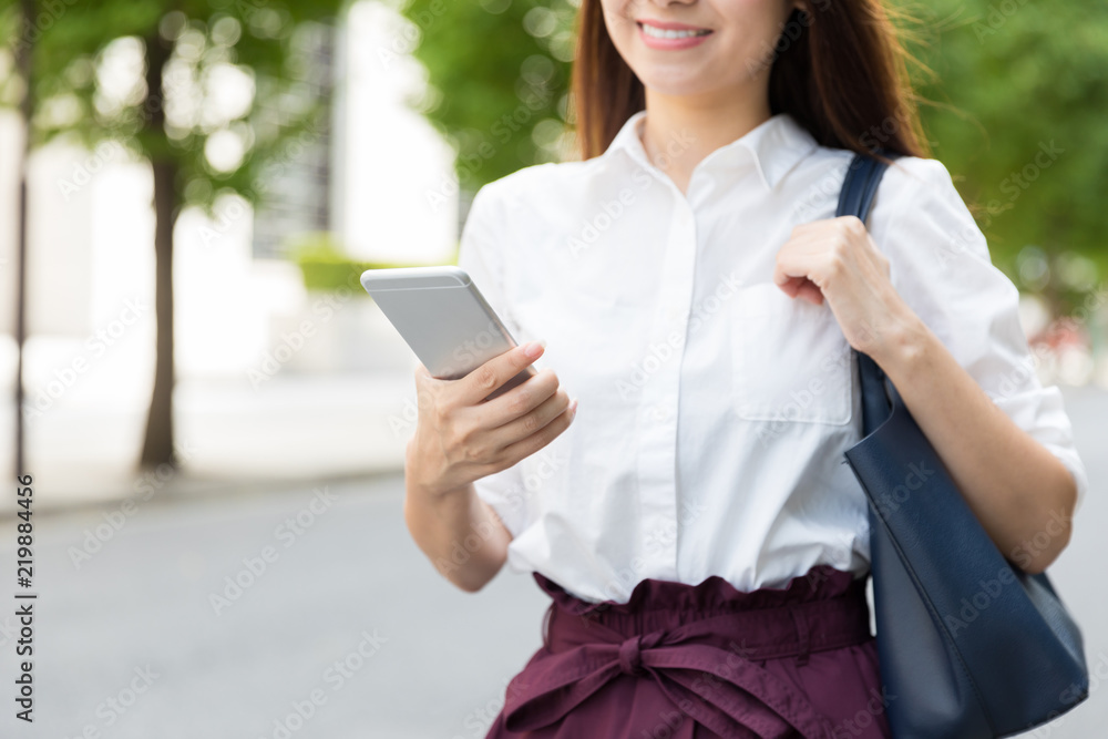 使用智能手机的亚洲美女