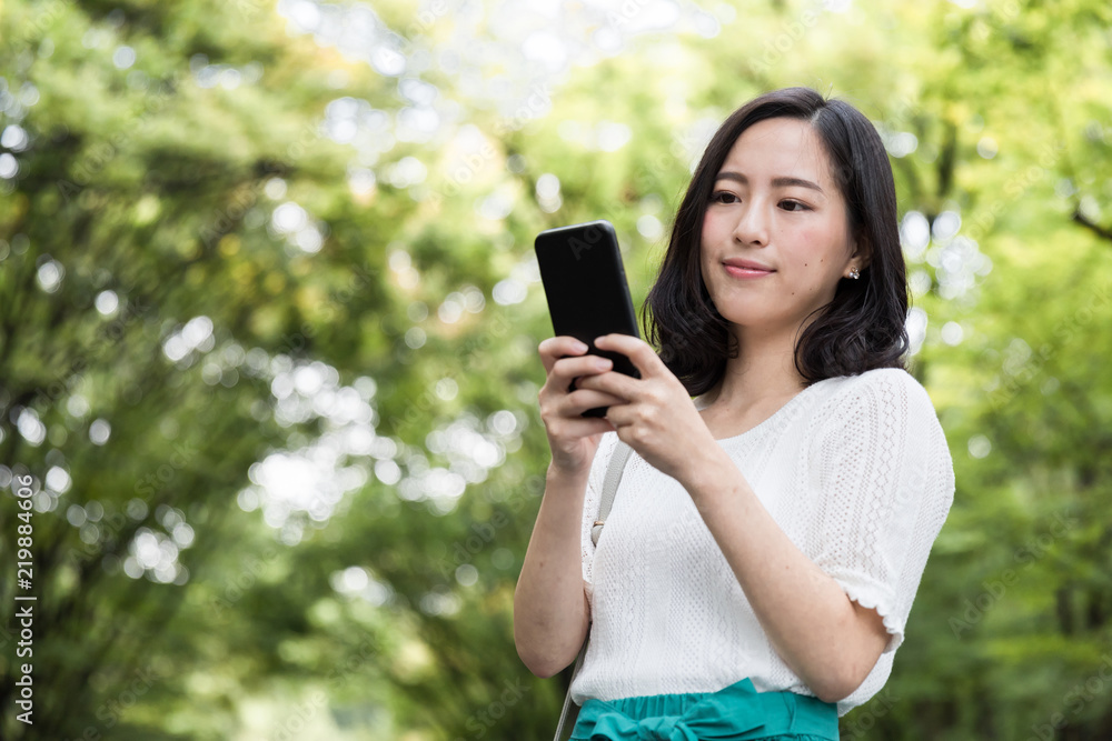 迷人的亚洲女人在公园放松