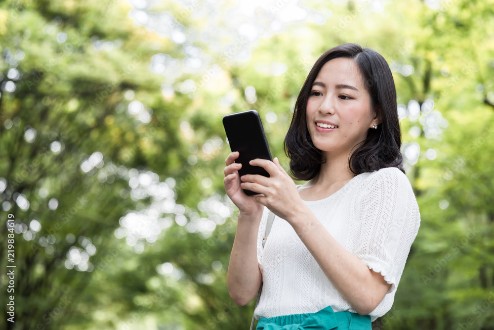 迷人的亚洲女人在公园放松