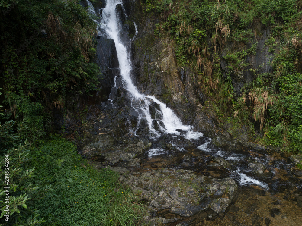 热带雨林山脉瀑布鸟瞰图