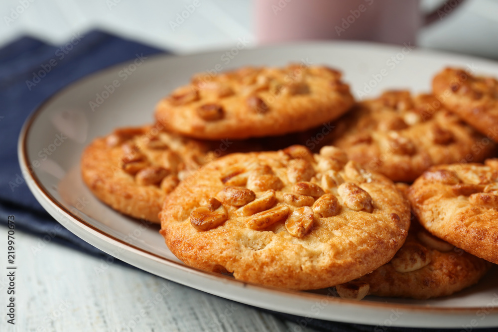 木桌上放着美味饼干的盘子，特写