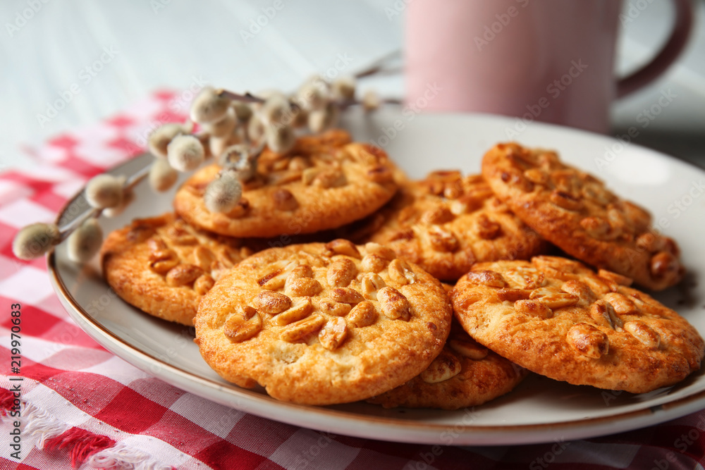 桌子上放着美味饼干的盘子，特写