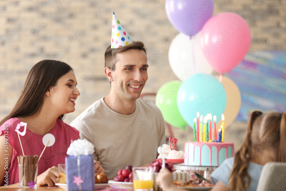 快乐的一家人在聚会上庆祝生日