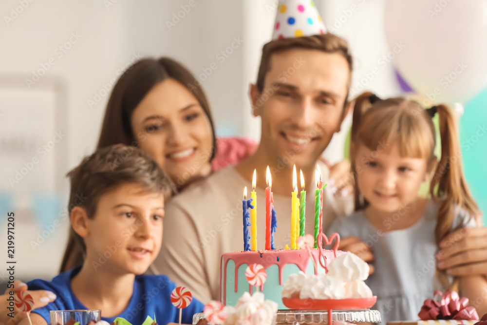 一家人在餐桌上用蛋糕庆祝生日