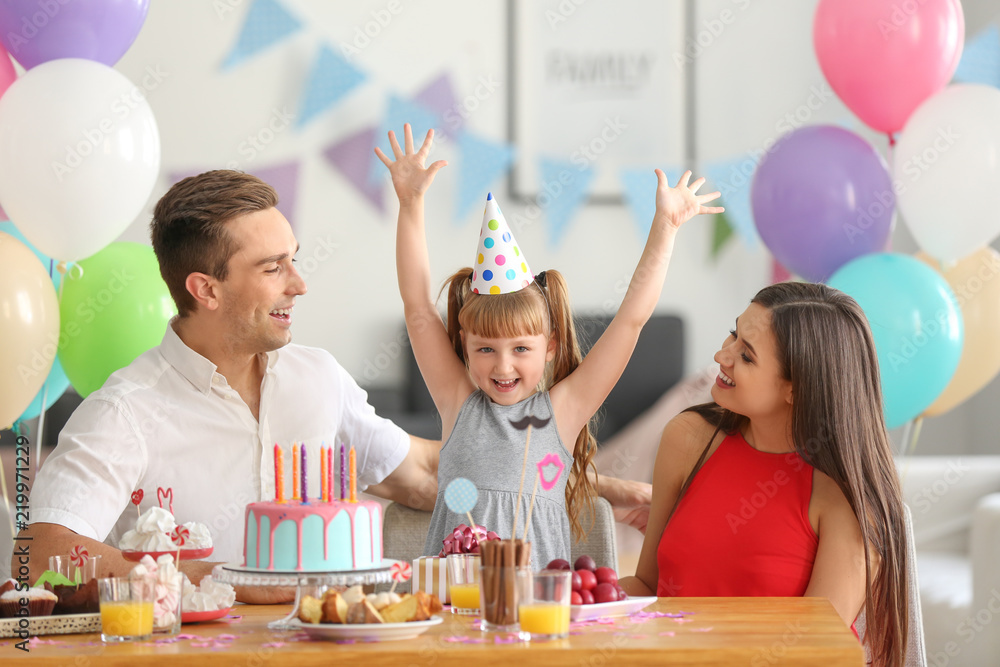 幸福的一家人在餐桌上庆祝女儿的生日