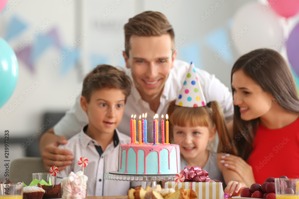 快乐的一家人在聚会上庆祝生日