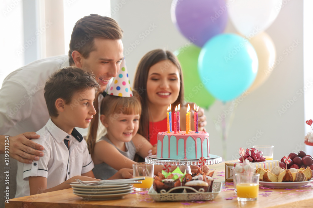 快乐的一家人在聚会上庆祝生日