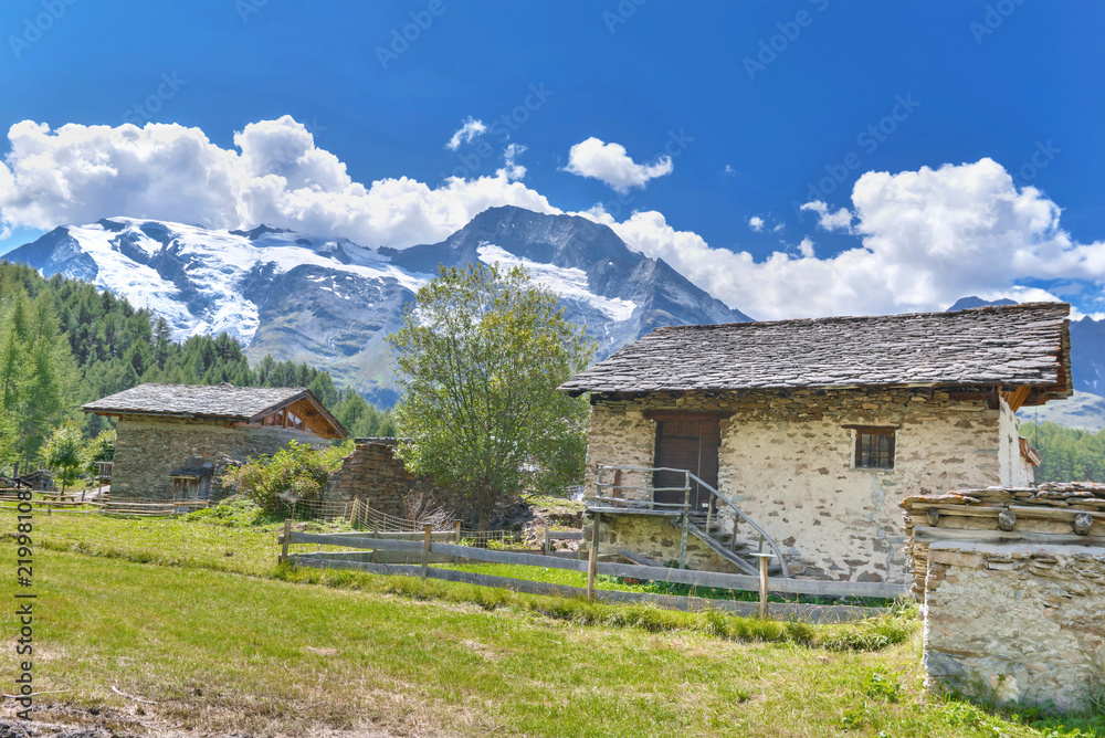 夏季高山冰川旁山谷中的村庄