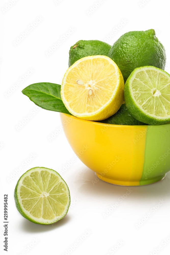 碗里有叶子的新鲜Limes和Lemon