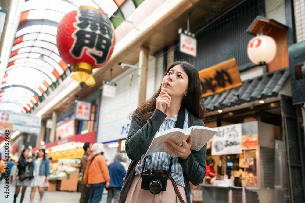 亚洲游客在街上感到困惑。