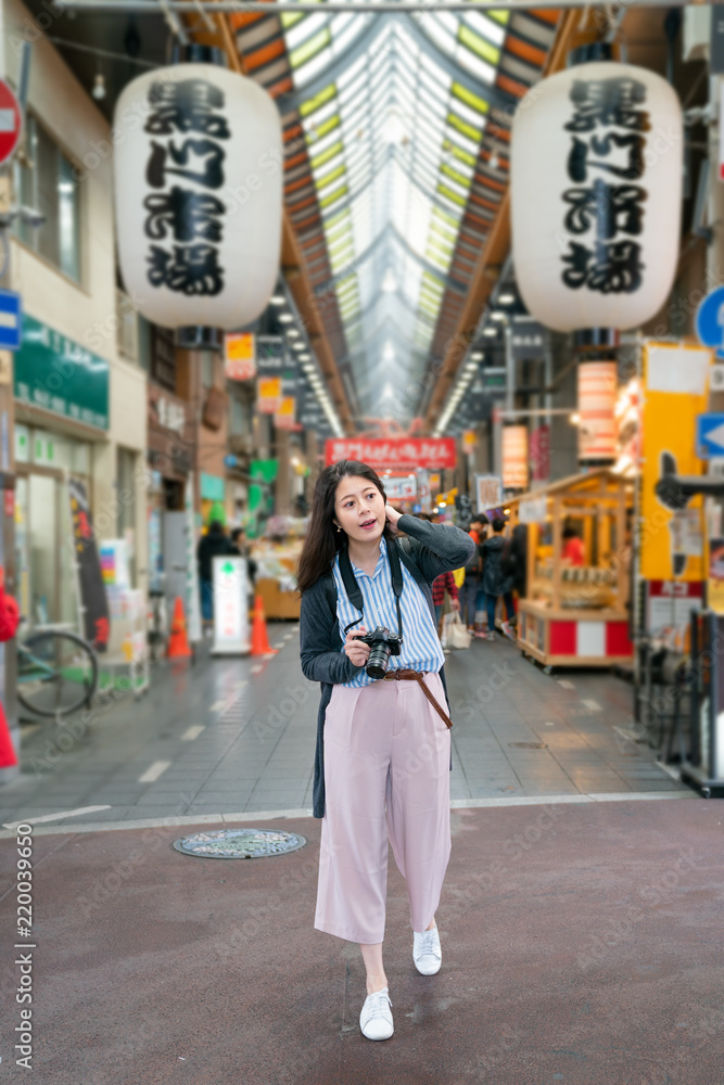 美女逛传统市场。