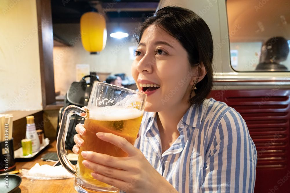 亚洲女人在日本酒吧喝酒。