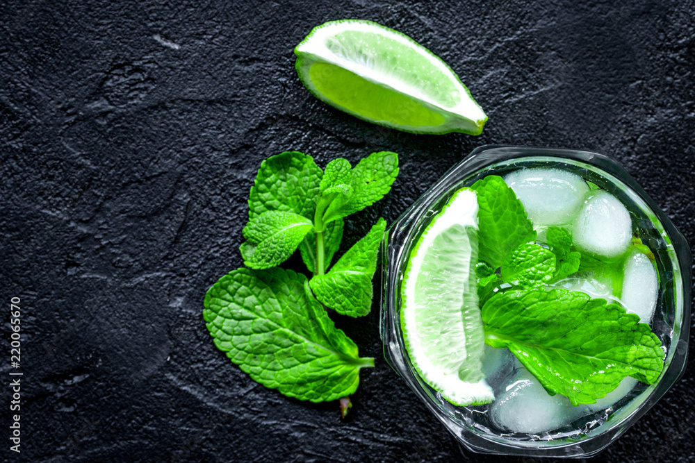 在深色背景俯视图上制作mojito