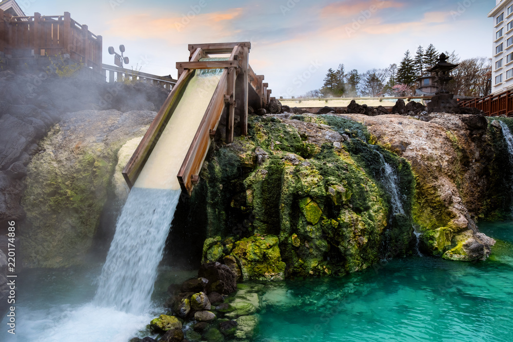 日本群马县Kusatsu Onsen镇中部的Yunatake温泉