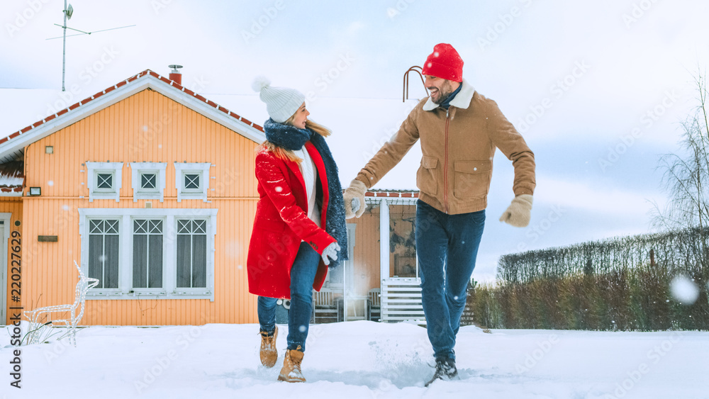 年轻漂亮的情侣跑出家门，跑进覆盖着新鲜雪的院子，他们旋转着