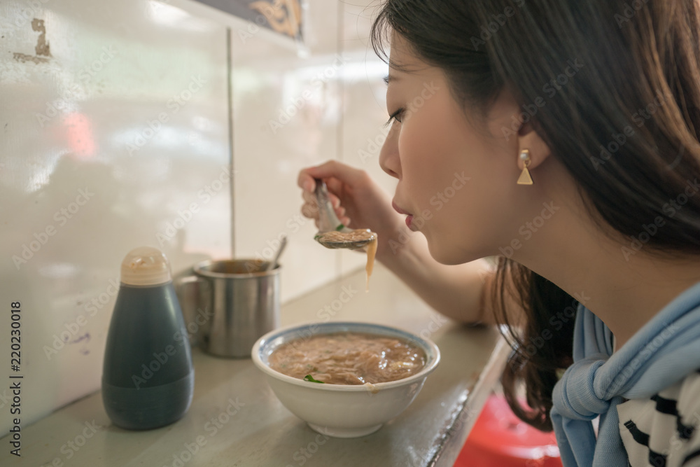 试图吃热食物的亚洲游客。