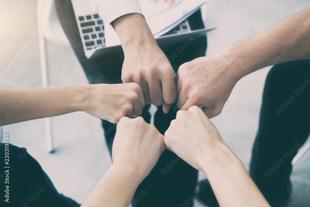 Hand partnership业务团队在完成交易业务项目后给予Fist Bump