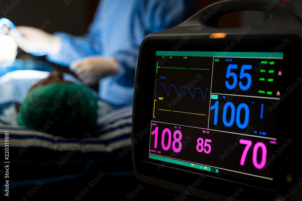 医院外科手术急诊室心电图显示患者心率模糊