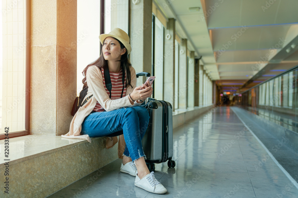 坐在窗户上的亚洲女人。