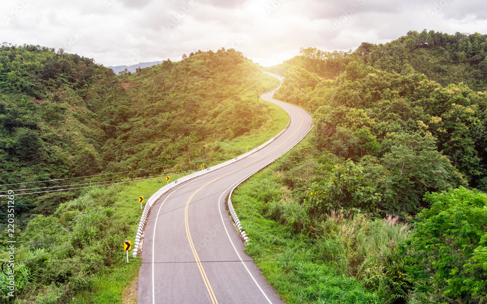 山上沥青弯曲公路