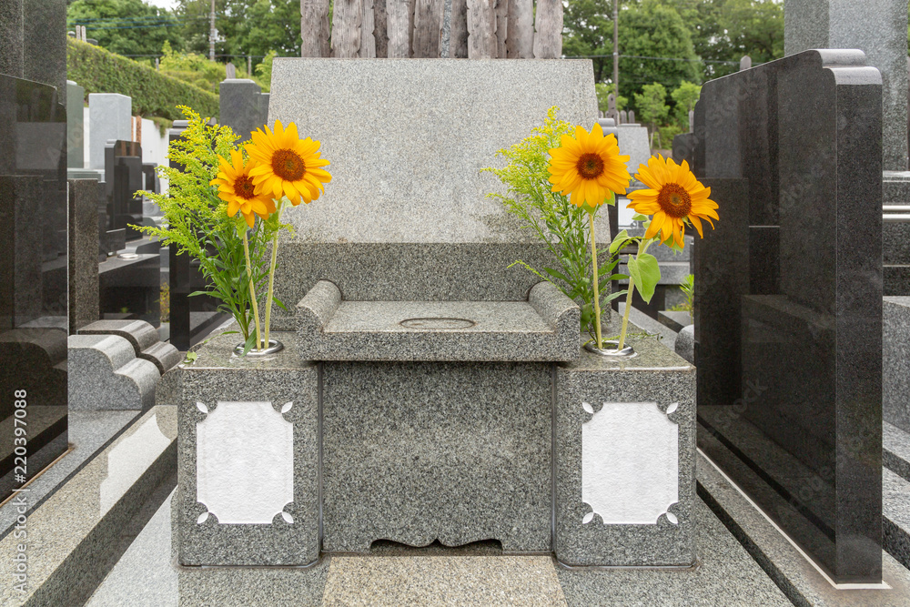 霊園の墓石と花