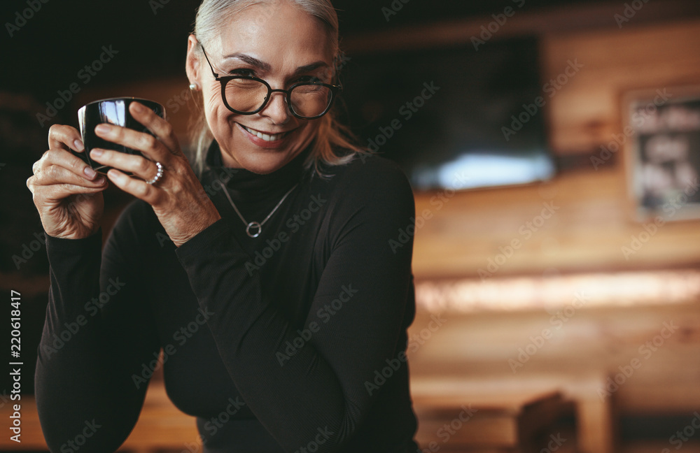 老年妇女在咖啡馆喝咖啡